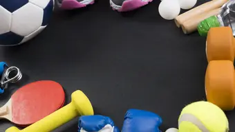 Przyrządy sportowe ułożone w koło na czarnym tle