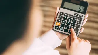 Kobieta wykonująca obliczenia na kalkulatorze